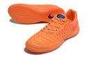 Chuteira futsal Nike Lunar Gato II na cor laranja, com detalhes em rosa e design leve.