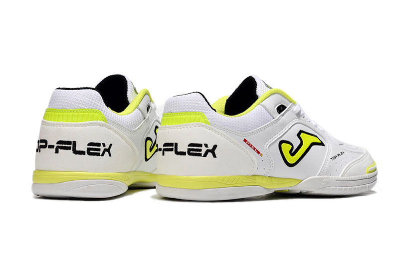 Chuteira de futsal Joma Top Flex Rebound na cor branca com detalhes em amarelo e preto.