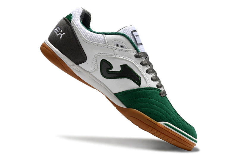 Chuteira de futsal Joma Top Flex Rebound na cor branca com detalhes em verde e cinza.