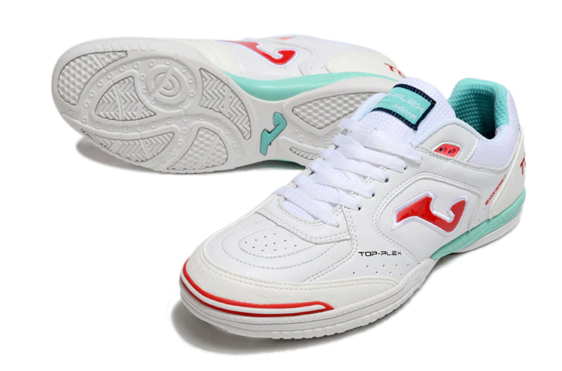 Chuteira de futsal Joma Top Flex Rebound na cor branca com detalhes em vermelho e verde.