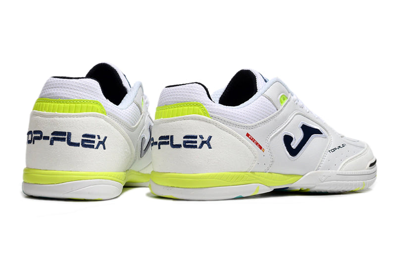 Chuteira de futsal Joma Top Flex Rebound na cor branca, com detalhes em verde e azul, vista lateral.