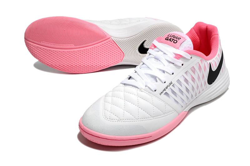 Chuteira de futsal Nike Lunar Gato II na cor branca com detalhes em rosa e logo preto.