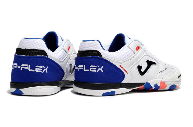 Chuteira de futsal Joma Top Flex Rebound na cor branca com detalhes em azul e preto
