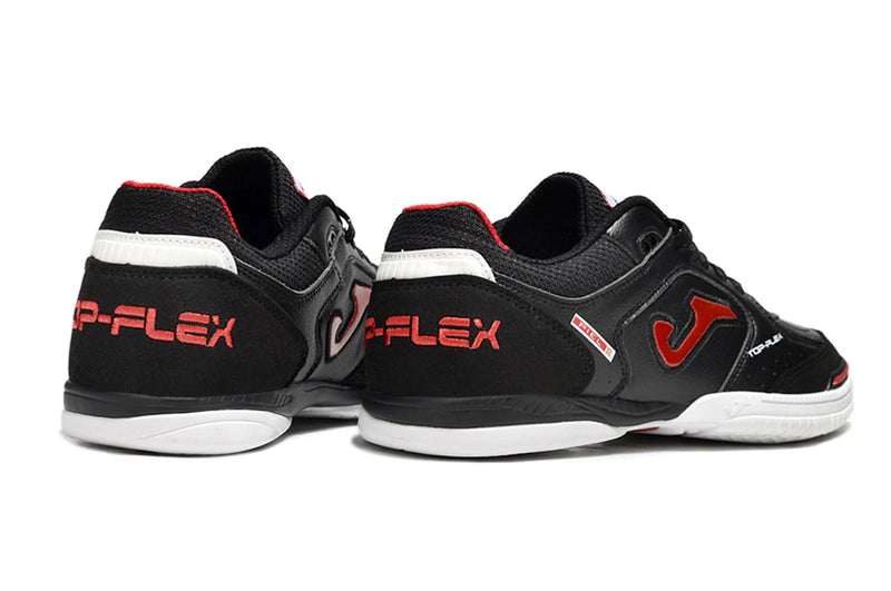 Chuteira de futsal Joma Top Flex Rebound na cor preta com detalhes em vermelho.