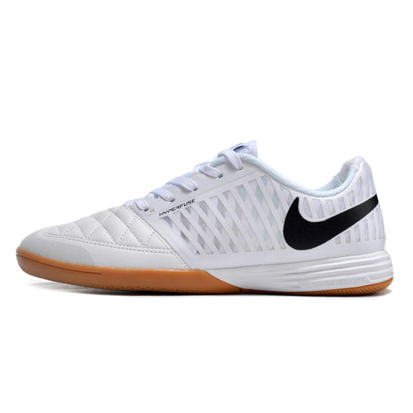 Chuteira Futsal Nike Lunar Gato II branca com solado marrom claro e logo preto