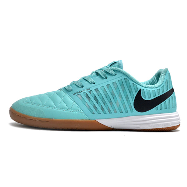 Chuteira de futsal Nike Lunar Gato II na cor azul claro, com detalhes em preto e sola de borracha marrom, ideal para jogos indoor.